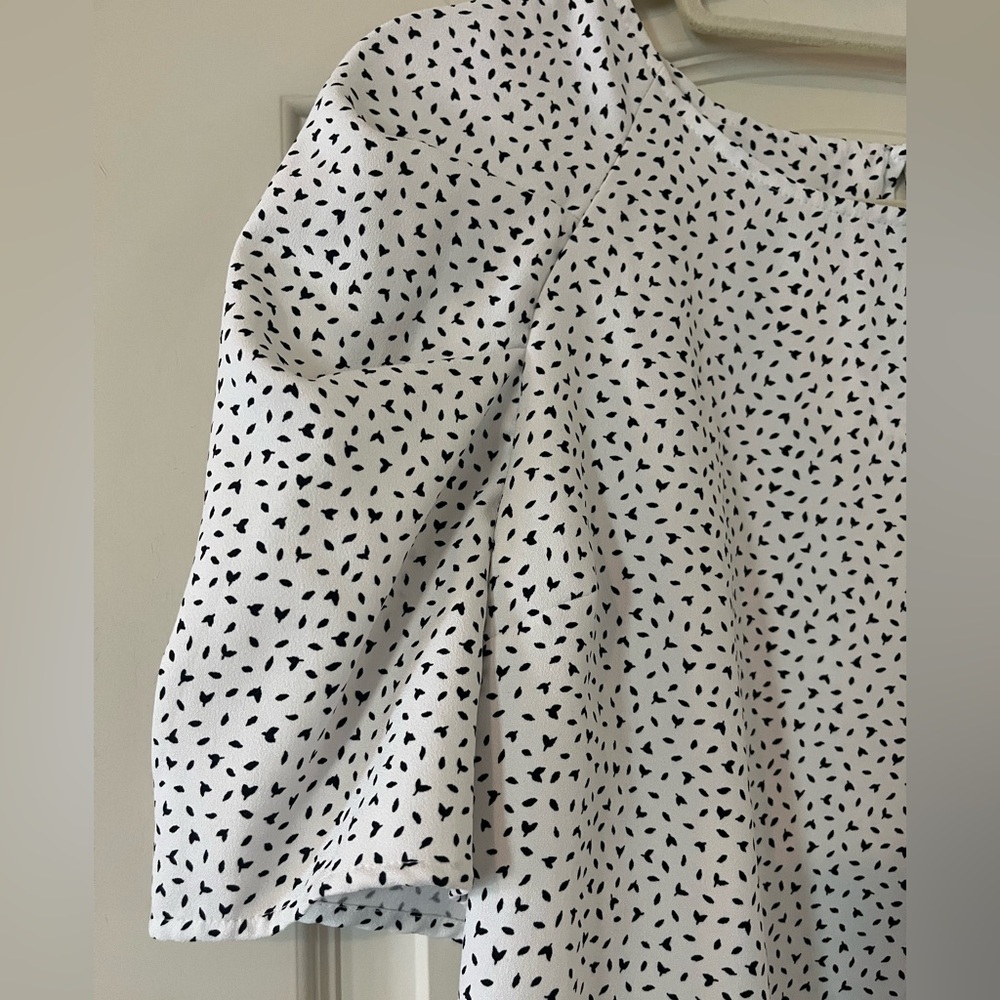 Banana Republic Rich White Small Black Patterned Blouse Women’s Size Medium - Picture 10 of 15